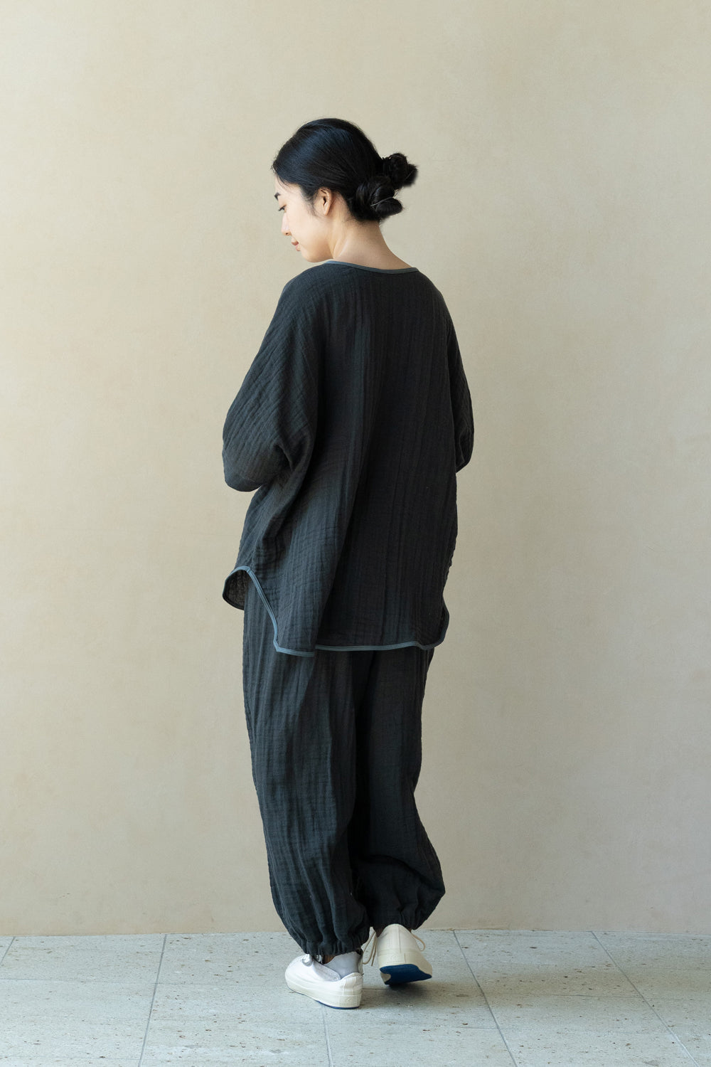 Set up drop shoulder gathered pants<br> AT4620B859AS4630B025<br> navy dungarees 