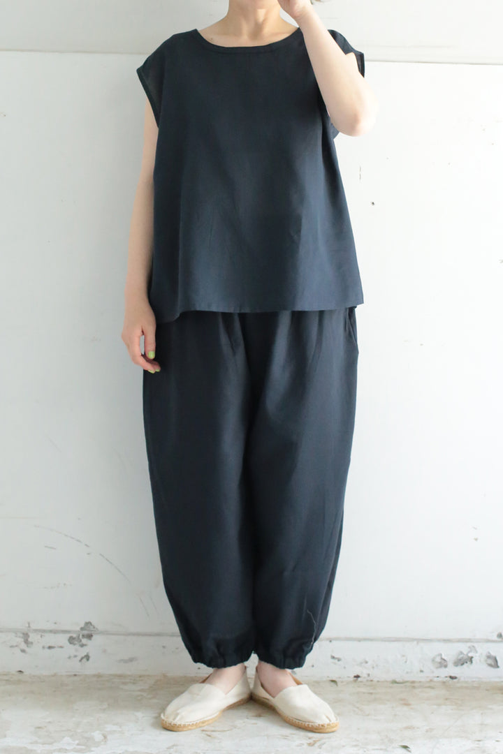 Set up drop shoulder gathered pants<br> AT4620B859AS4630B025<br> navy dungarees 